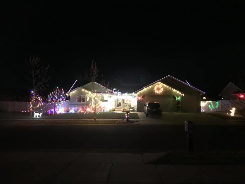 Family receives letter from "Grinch" about holiday light display
